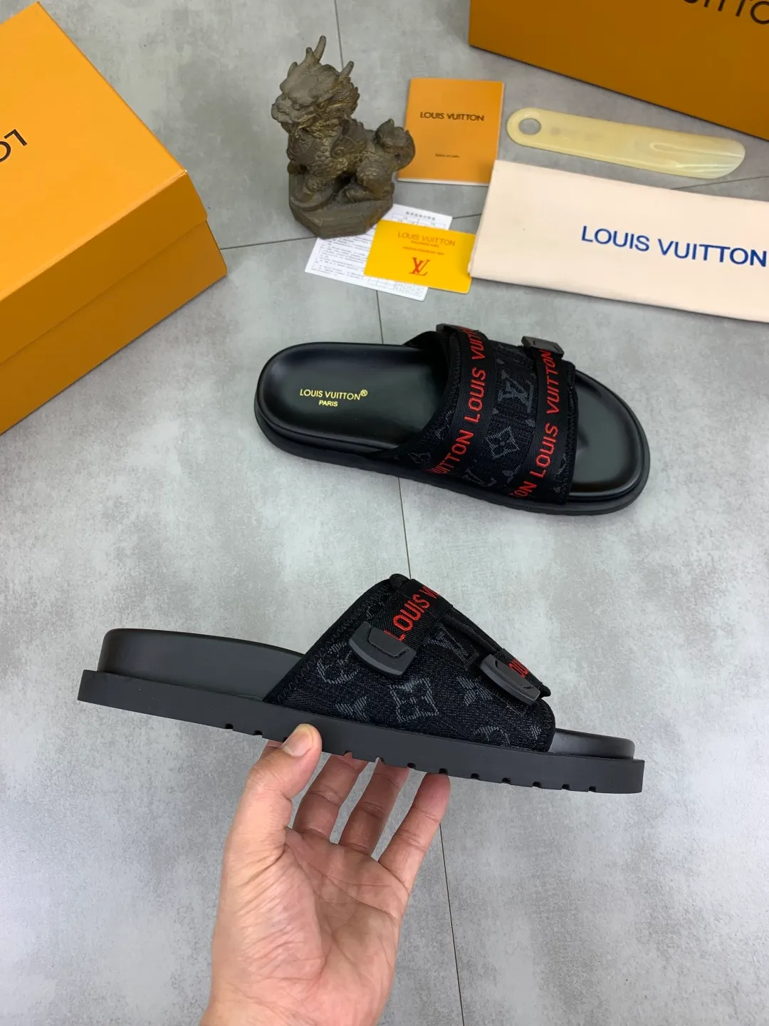 Men's shoes 💰P320💰【New style】🆘 Original quality 【LOUIS VUITTON】The popular Louis Vuitton LV men's slippers on the official website are on sale simultaneously! Original fabric imported from Italy, original factory special supply, code number: 38-44 (45 customized), many colors available